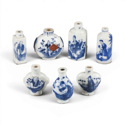 Picture SIEBEN BLAU-WEISSE SNUFFBOTTLES MIT FIGURENDARSTELLUNG