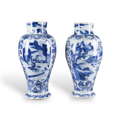 Auktion 159<br>EIN PAAR BLAU-WEISSE BALUSTERVASEN