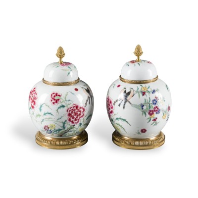 Auction 159<br>EIN PAAR FAMILLE-ROSE-TEEDOSEN MIT DECKELN