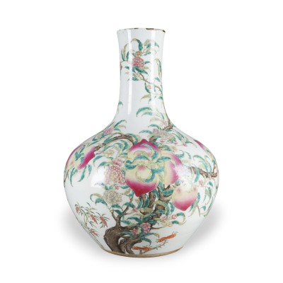 Auktion 159<br>EINE GROSSE FAMILLE-ROSE-VASE MIT DER DARSTELLUNG VON NEUN PFIRSICHEN