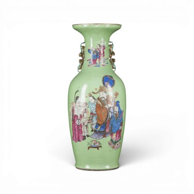Auktion 159<br>EINE GROSSE FAMILLE-ROSE-SGRAFFITO-VASE MIT FIGURENDARSTELLUNG