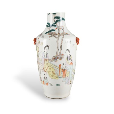 Auktion 159<br>EINE FAMILLE-ROSE-VASE MIT DARSTELLUNG VON 'SAN NIANG JIAO ZI'