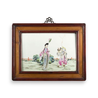 Bild EINE FAMILLE-ROSE-PORZELLANPLAKETTE MIT FIGURENDARSTELLUNG