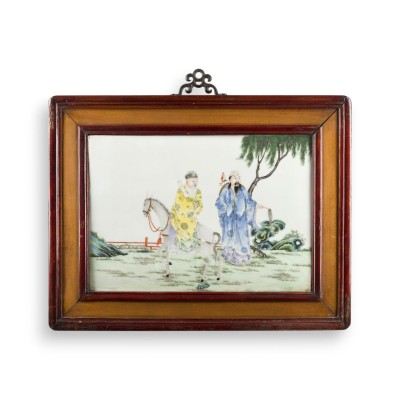 Bild EINE FAMILLE-ROSE-PORZELLANPLAKETTE MIT FIGURENDARSTELLUNG