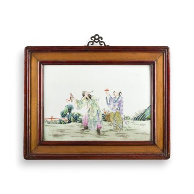 Bild EINE FAMILLE-ROSE-PORZELLANPLAKETTE MIT FIGURENDARSTELLUNG