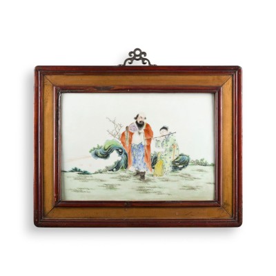 Picture EINE FAMILLE-ROSE-PORZELLANPLAKETTE MIT FIGURENDARSTELLUNG