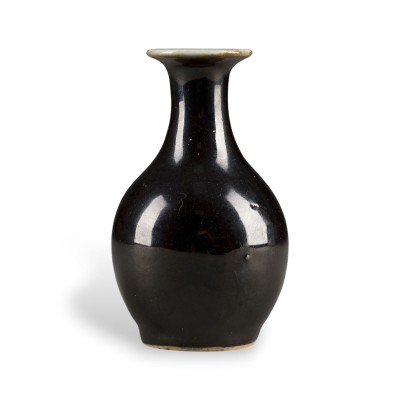 Picture EINE KLEINE BIRNENFÖRMIGE VASE MITSCHWARZER GLASUR