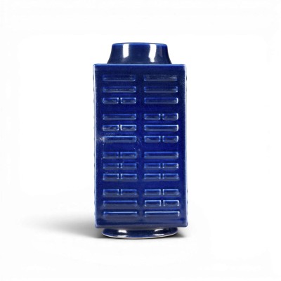 Auction 159<br>EINE BLAUGLASIERTE VASE IN CONG-FORM MIT DEN ACHT TRIAGRAMMEN