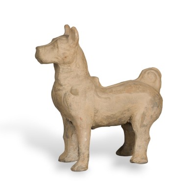 Bild EINE FIGUR EINES HUNDES AUS KERAMIK