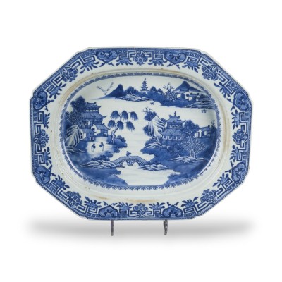 Bild EIN CHINESISCHER EXPORT-BLAU-WEISSER ACHTECKIGER TELLER