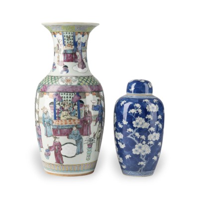Bild EINE FAMILLE-ROSE-VASE UND EIN BLAU-WEISSES DECKELGEFÄSS
