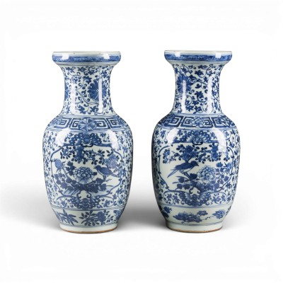 Picture EIN PAAR BLAU-WEISS VASEN MIT BLUMENDARSTELLUNG