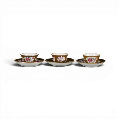 Auction 159<br>DREI PAARE CAFÉ-AU-LAIT-GLASIERTER FAMILLE-ROSE-TASSEN MIT UNTERTASSEN