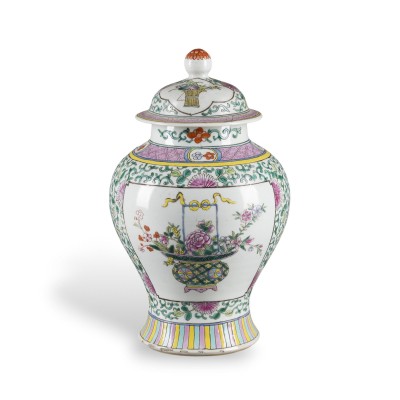 Auction 159<br>EIN FAMILLE-ROSE-TOPF MIT DECKEL UND BLUMENKORBDEKOR