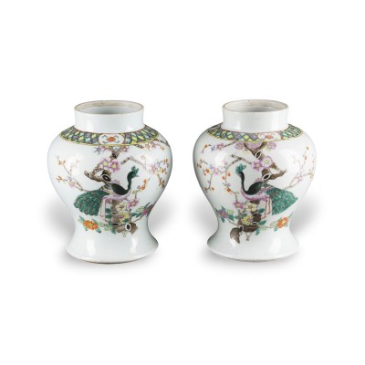 Auction 159<br>EIN PAAR FAMILLE-ROSE-VASEN MIT PFINGSTROSEN- UND PFAUENDEKOR