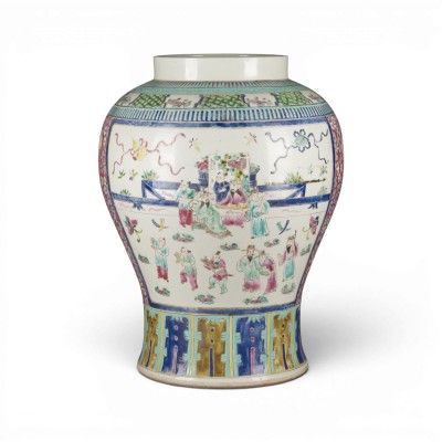 Auktion 159<br>EINE GROSSE FAMILLE-ROSE-VASE MIT FIGURENDARSTELLUNG