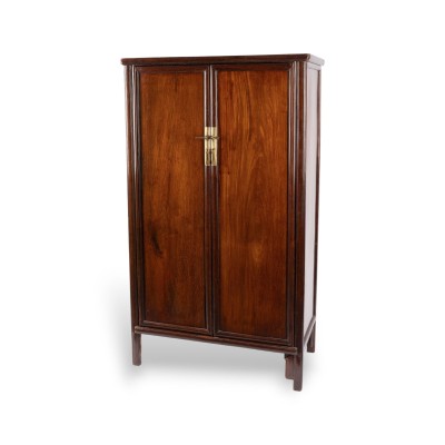 Auction 159<br>EIN HOLZSCHRANK DES TYPS YUANJIAOGUI