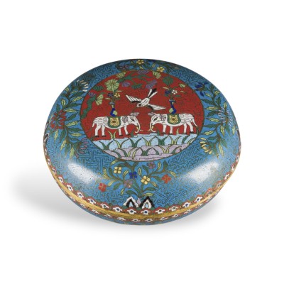 Auktion 159<br>EINE RUNDE DECKELDOSE AUS CLOISONNÉ-EMAIL