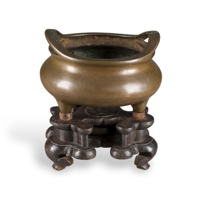 Auktion 159<br>EIN WEIHRAUCHBRENNER AUF DREI FÜSSEN AUS BRONZE MIT HOLZSTÄNDER