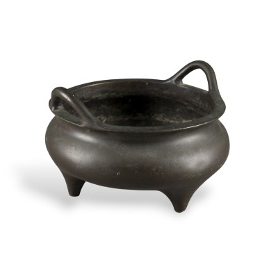 Auktion 159<br>EIN DREIFÜSSIGES RÄUCHERGEFÄSS AUS BRONZE