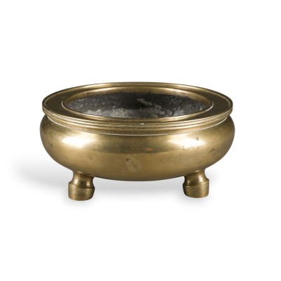 Auktion 159<br>EIN POLIERTES DREIFÜSSIGES RÄUCHERGEFÄSS AUS BRONZE