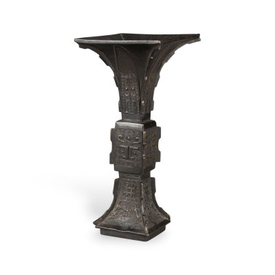 Picture EINE ARCHAISIERENDE GU-FÖRMIGE VASE AUS BRONZE