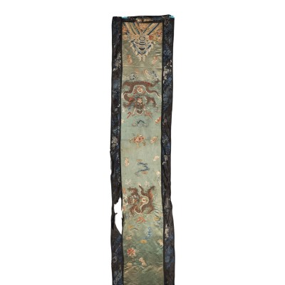 Bild EIN BESTICKTER SEIDEN-WANDBEHANG MIT DRACHENDARSTELLUNG