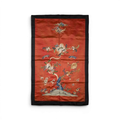 Bild EIN BESTICKTER SEIDEN-WANDBEHANG