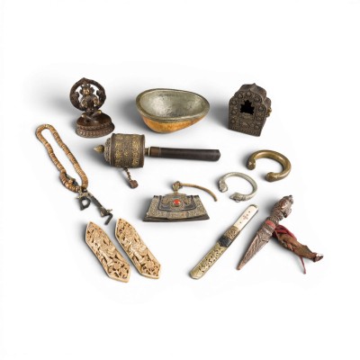 Auction 159<br>EIN KONVOLUT VON ZWÖLF RITUELLEN OBJEKTEN