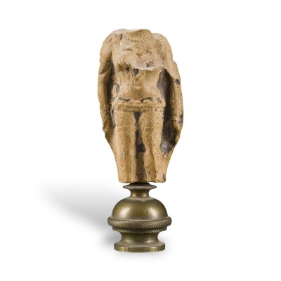 Bild EIN KLEINER STUCKTORSO EINES BODHISATTVA
