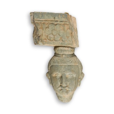 Bild EIN RELIEFFRAGMENT MIT DARSTELLUNG DES BUDDHA AUS GRÜNLICHEM SCHIEFER