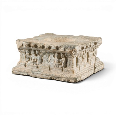 Auction 159<br>EINE SÄULENBASIS AUS GRAUSCHIEFER MIT BODHISATTVAS