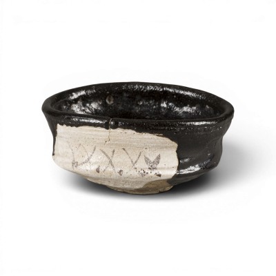 Auktion 159<br>EINE GROSSE KURO-ORIBE-TEESCHALE (CHAWAN)