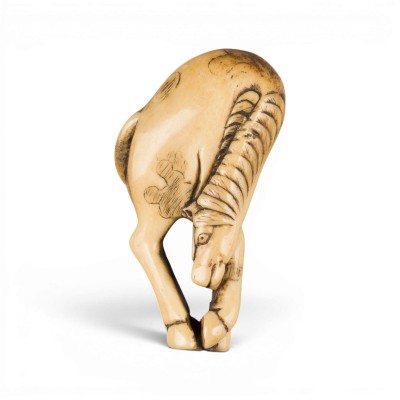 Auktion 159<br>EIN NETSUKE EINES GRASENDEN PFERDES AUS HIRSCHHORN