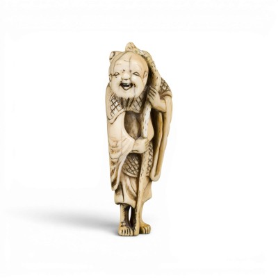 Bild EIN NETSUKE DES TEKKAI SENNIN AUS ELFENBEIN*