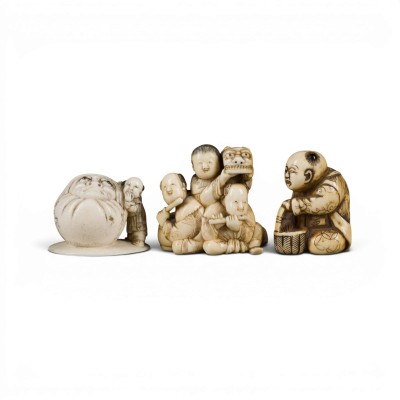 Auktion 159<br>DREI NETSUKE VON KARAKO AUS ELFENBEIN*