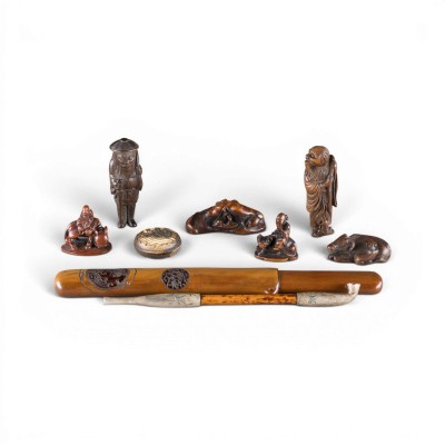 Auction 159<br>SIEBEN NETSUKE UND EIN KISERUZUTSU MIT KISERU