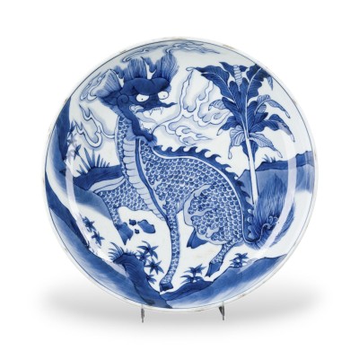 Bild EIN GROßER BLAU-WEISSER TELLER MIT DER DARSTELLUNG VON QILIN