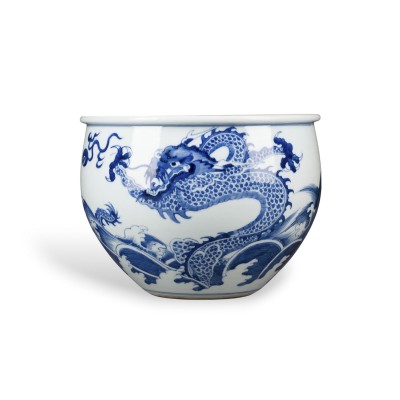 Bild EIN BLAU-WEISSER JARDINIERE MIT DRACHENDARSTELLUNG