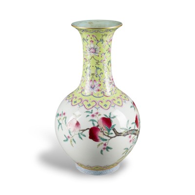 Auction 159<br>EINE FAMILLE-ROSE-VASE MIT DER DARSTELLUNG VON NEUN PFIRSICHEN