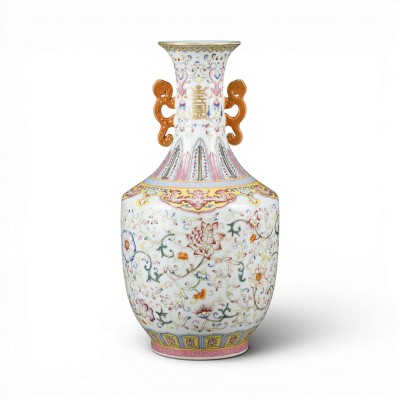 Auction 159<br>EINE FAMILLE-ROSE VASE MIT BLUMENDARSTELLUNG