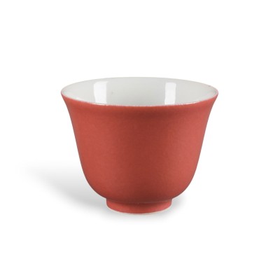 Auction 159<br>EINE KLEINE PFIRSICHBLÜTENGLASIERTE TASSE
