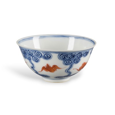 Auktion 159<br>EINE BLAU-WEISS UND EISENROT DEKORIERTE TASSE