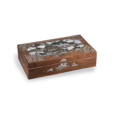 Auction 159<br>EINE DECKELDOSE AUS HOLZ MIT PERLMUTTEINLAGEN