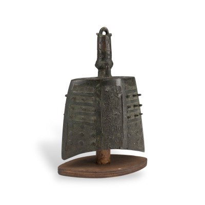 Auktion 159<br>EINE BRONZEGLOCKE (ZHONG) MIT INSCRIPTION IM ARCHAISCHEN STIL