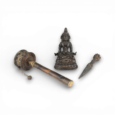Auktion 159<br>EINE BRONZEFIGUR DES AMITAYUS UND ZWEI RITUELLE OBJEKTE