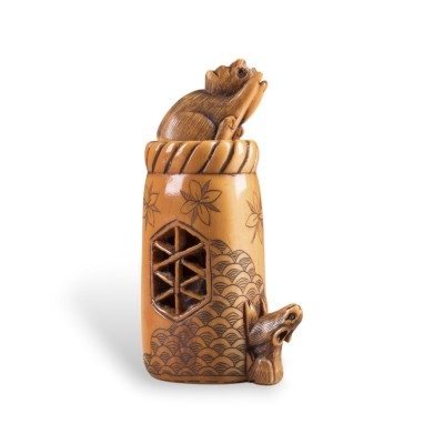 Auktion 159<br>EIN NETSUKE EINER RATTE AUF EINEM KORB MIT EINER KATZE DARIN AUS ELFENBEIN