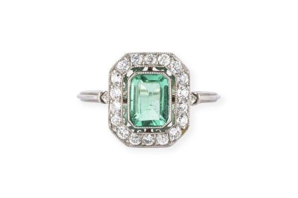 Picture FEINER SMARAGD ENTOURAGE RING