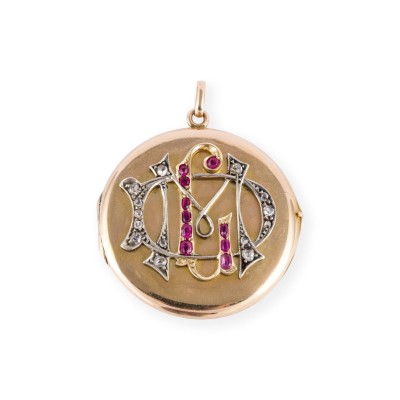 Bild MEDAILLON MIT SCHMUCKVOLLEM MONOGRAMM