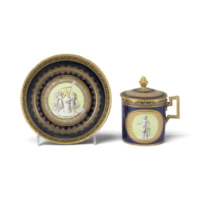 Bild DECKELTASSE UND UNTERTASSE MIT GRIECHISCHER GÖTTIN